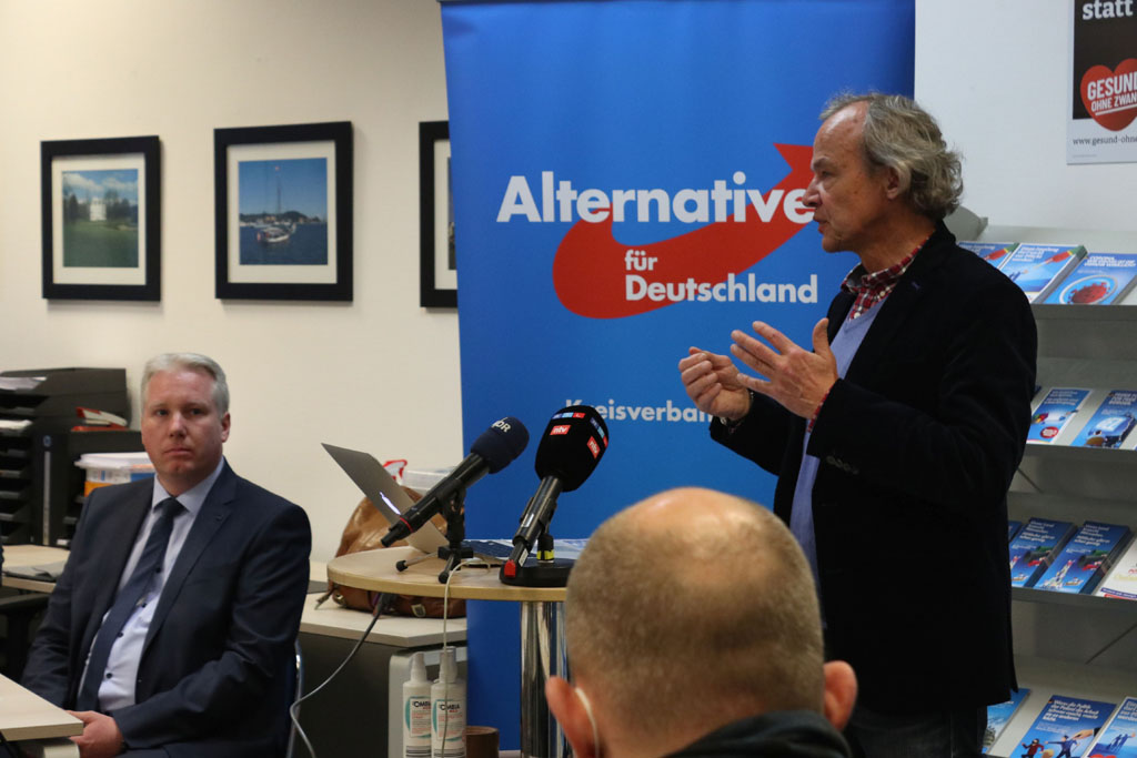 Spitzenkandidat Jörg Nobis (links) und der Listendritte Volker Schnurrbusch (am Mikrophon) stellen die Motive für den Wahlkampf zur Landtagswahl vor.
