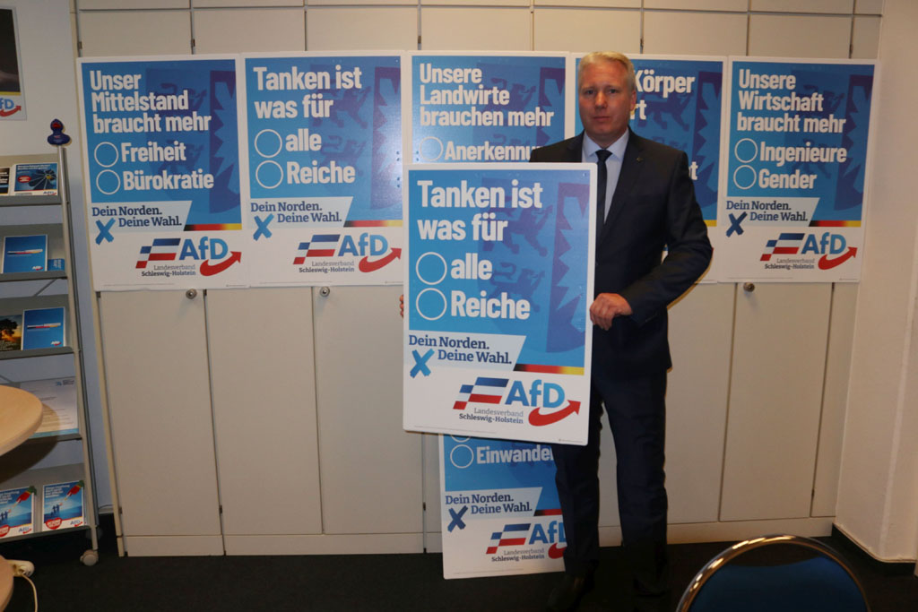 Jörg Nobis präsentierte der Presse unsere provokanten neuen Plakatmotive für den Landtagswahlkampf