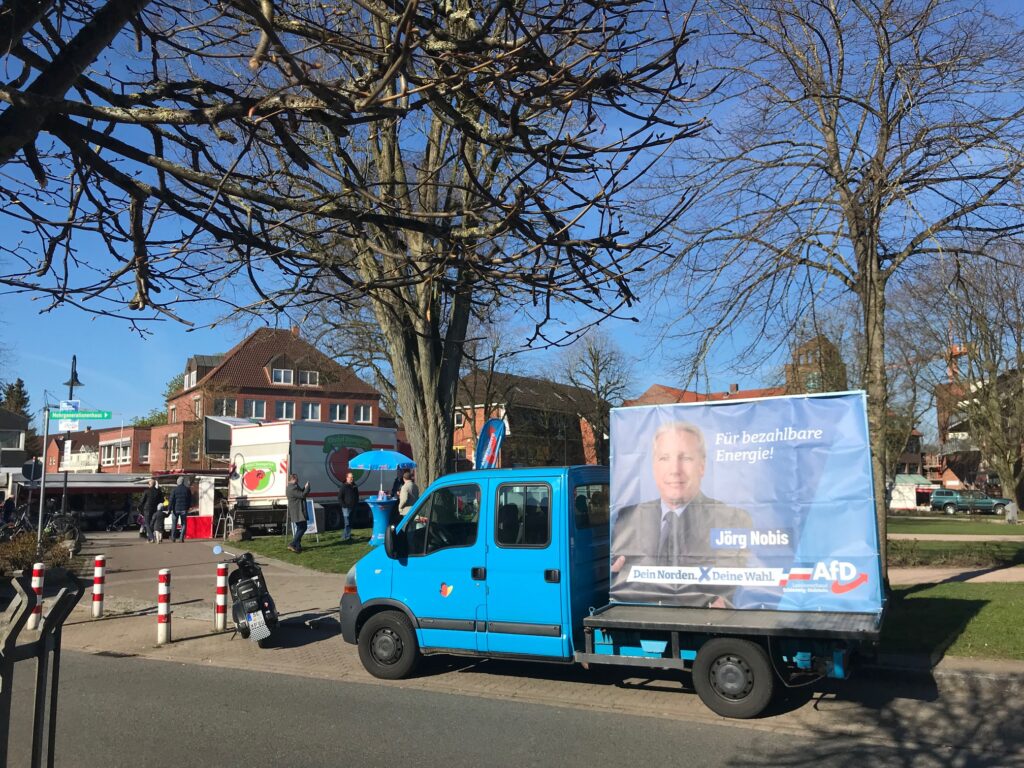 Wahlkampf der AfD auf dem Wochenmarkt Kaltenkirchen mit einem Plakat von Jörg Nobis
