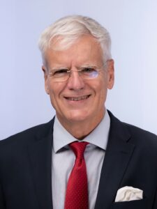Die AfD Schleswig-Holstein wird durch den Richter am OLG a. D. Gereon Bollmann im Bundestag vertreten.